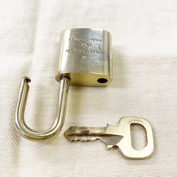 AUTHENTIC LOUIS VUITTON LV 10 SET PADLOCK CADENA KEY BAG CHARM GOLD PLATED FRANC - Picture 4 of 4